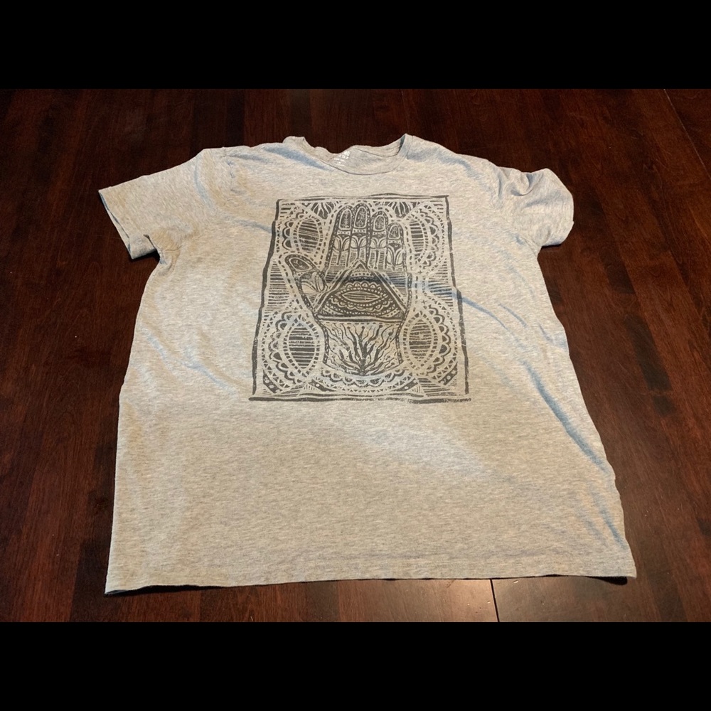 EUC Mossimo (Target) t-shirt w/ hamsa 🤚 graphic!